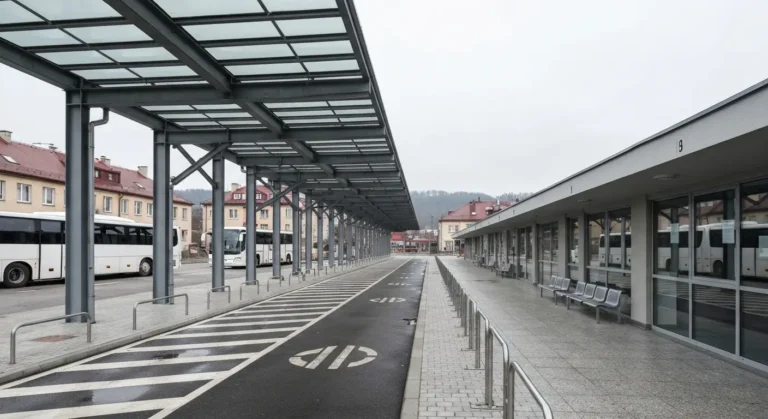 Peron dworca autobusowego w Rzeszowie z zadaszeniem, autokarami przy stanowiskach i przeszklona poczekalnia
