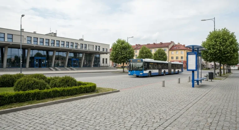 Plac przed dworcem kolejowym w Rzeszowie z autobusem miejskim podjezdzajacym do przystanku