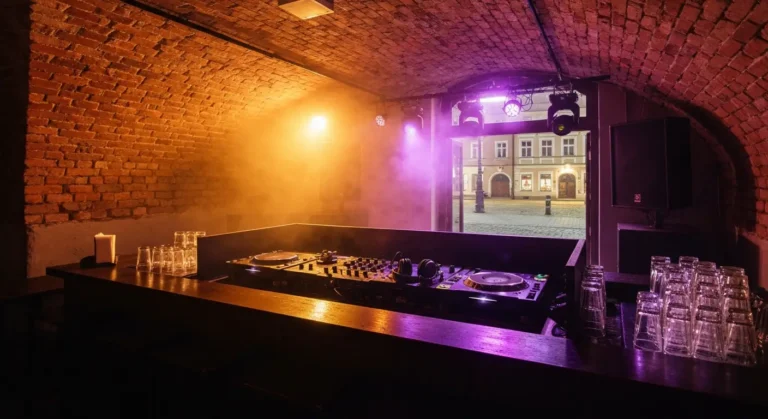 Konsola DJ-ska i kolorowe swiatla w piwnicznym klubie w centrum Rzeszowa nocna