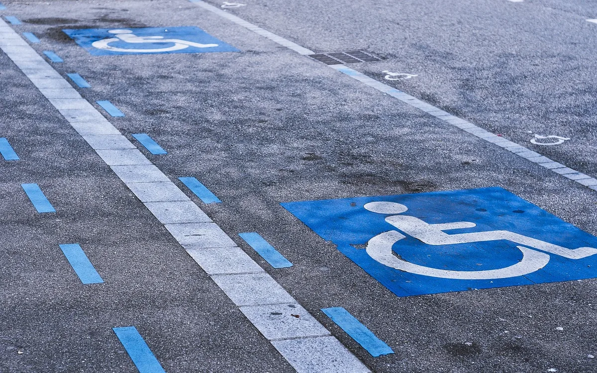 Udogodnienia, dojazd i parking: jak wejść z wózkiem?