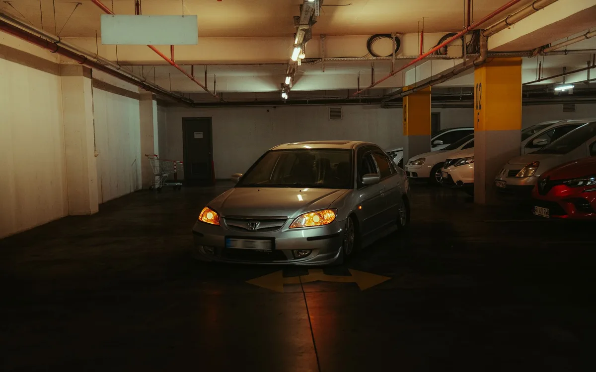 Parking prywatny i bezpieczeństwo auta: co porównać?