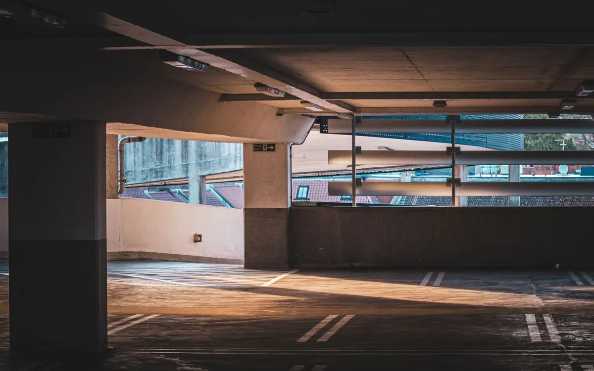 Gdzie są parkingi podziemne i kubaturowe w pobliżu Rynku?