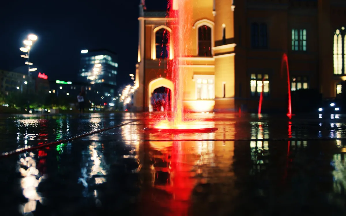 Wieczór, fontanna i warianty sezonowe