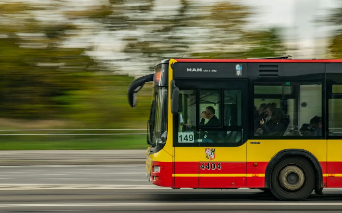 Jak dojechać pociągiem, autobusem i samochodem krok po kroku?